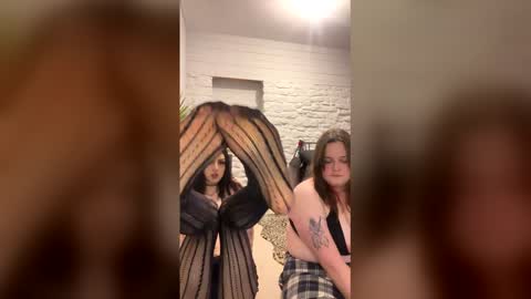 bellaxlauren online show from February 24, 2026, 8:51 pm