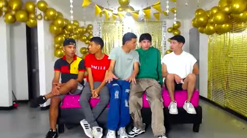 Snapshot of benz_boys chatting on January 11, 2025, 12:18 pm benz boys online show from January 11, 2025, 12:18 pm
