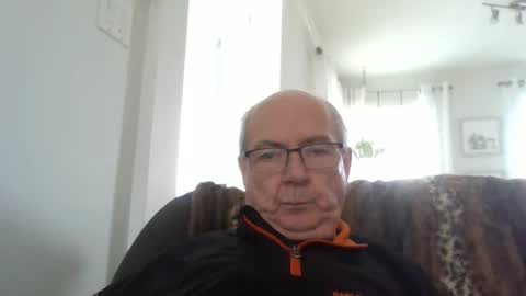 bernard1102 online show from May 7, 2026, 1:16 pm