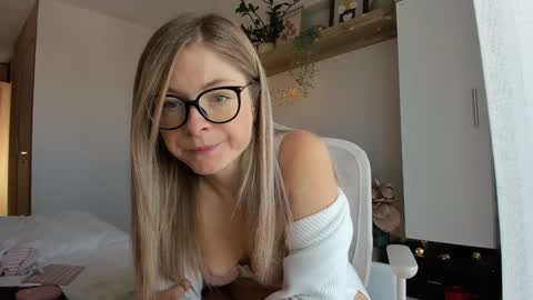 Snapshot of bestgirl_ofthe_neighborhood chatting on October 13, 2025, 7:19 am Vicky online show from October 13, 2025, 7:19 am