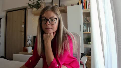 Snapshot of bestgirl_ofthe_neighborhood chatting on October 14, 2025, 7:09 am Vicky online show from October 14, 2025, 7:09 am