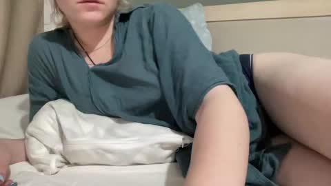 Snapshot of betteketty chatting on November 3, 2025, 10:10 pm Bette online show from November 3, 2025, 10:10 pm