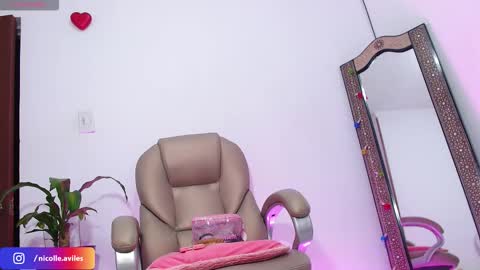 Nicolle Aviles online show from September 22, 2025, 7:21 am