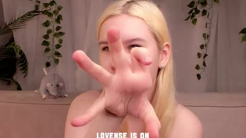 Eliz online show from November 13, 2025, 1:04 am