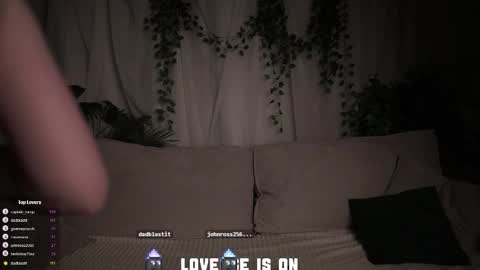 Eliz online show from December 21, 2025, 1:24 am