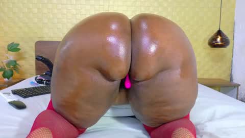 bigroundbooty_ online show from April 18, 2026, 7:58 pm