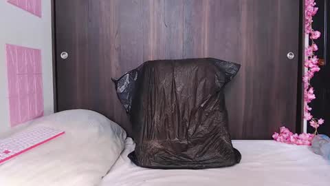 Snapshot of bigsquirt_6 chatting on December 10, 2024, 5:44 pm laura online show from December 10, 2024, 5:44 pm