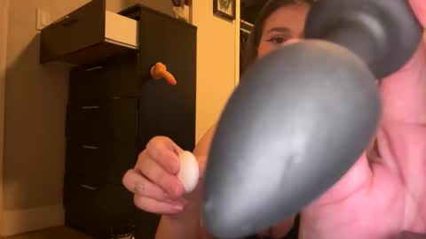 bitchesinthebasement online show from May 2, 2026, 3:22 am