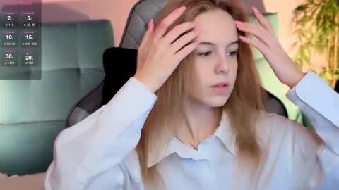 Julia online show from September 28, 2025, 8:52 am