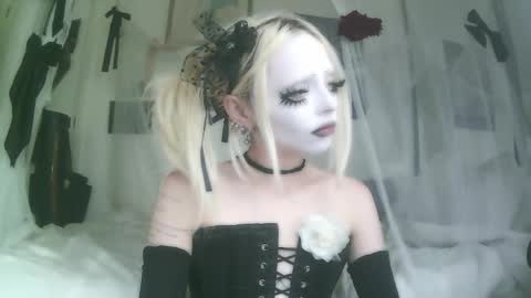 Snapshot of bl0odsyring3 chatting on October 8, 2025, 7:22 pm vampire fang online show from October 8, 2025, 7:22 pm