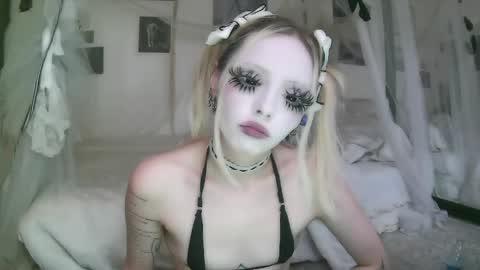vampire fang  online show from May 14, 2026, 6:58 pm