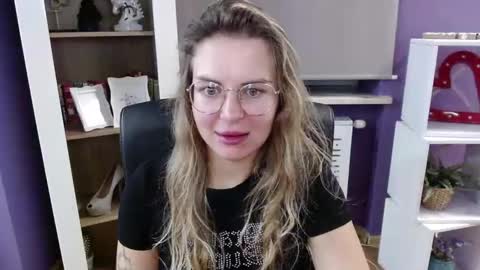 Z O E Y online show from October 6, 2025, 4:32 am