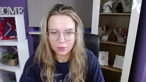 Z O E Y online show from October 30, 2025, 5:42 am