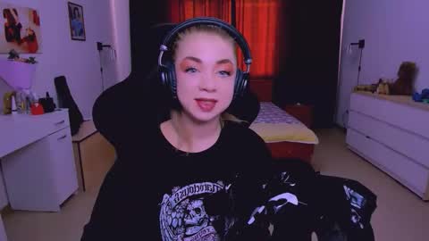 Nicole online show from October 8, 2025, 8:23 am