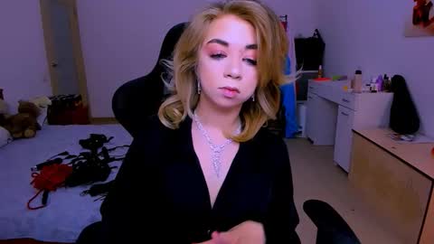 Nicole online show from February 5, 2026, 4:39 am