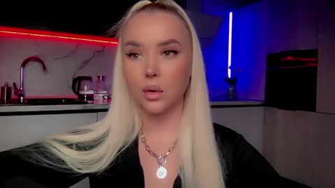 Snapshot of blond_diamond chatting on December 24, 2024, 4:33 am Lana online show from December 24, 2024, 4:33 am
