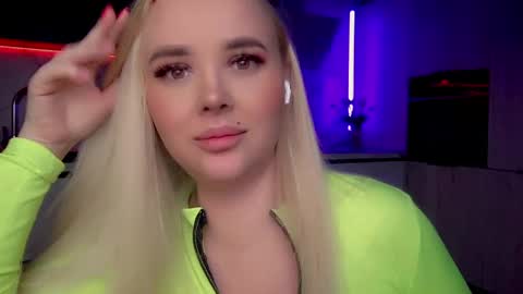Snapshot of blond_diamond chatting on February 4, 2025, 7:29 am Lana online show from February 4, 2025, 7:29 am