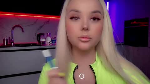 Snapshot of blond_diamond chatting on February 21, 2025, 1:44 am Lana online show from February 21, 2025, 1:44 am