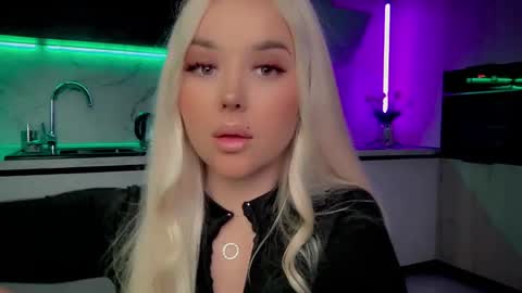 Snapshot of blond_diamond chatting on March 4, 2025, 9:18 am Lana online show from March 4, 2025, 9:18 am