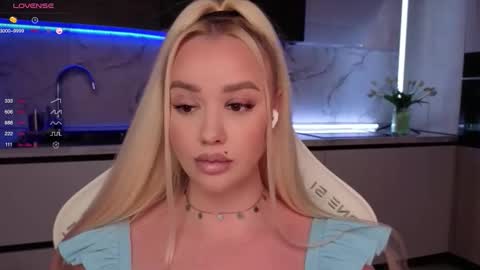 Snapshot of blond_diamond chatting on September 20, 2025, 8:37 am Lana online show from September 20, 2025, 8:37 am