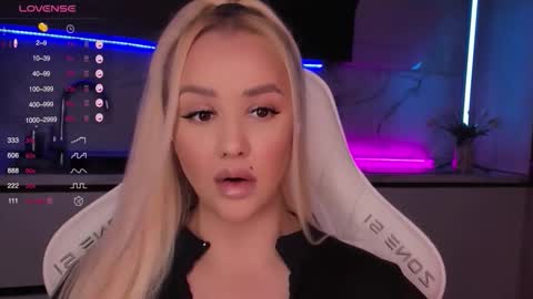 Snapshot of blond_diamond chatting on October 5, 2025, 5:50 am Lana online show from October 5, 2025, 5:50 am