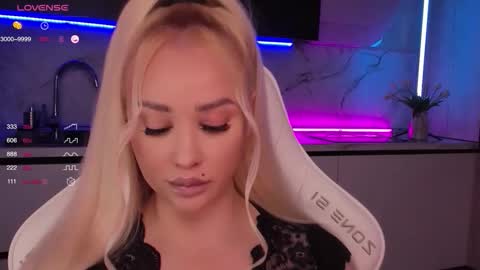 Snapshot of blond_diamond chatting on October 16, 2025, 7:20 am Lana online show from October 16, 2025, 7:20 am