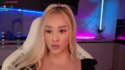 Snapshot of blond_diamond chatting on October 18, 2025, 8:37 am Lana online show from October 18, 2025, 8:37 am