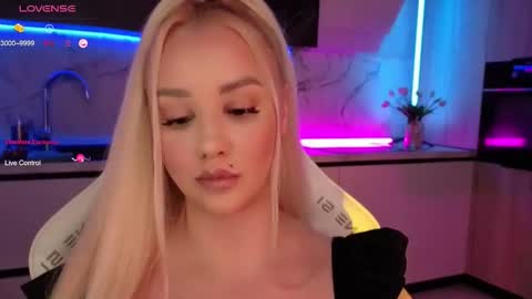 Snapshot of blond_diamond chatting on October 24, 2025, 8:11 am Lana online show from October 24, 2025, 8:11 am