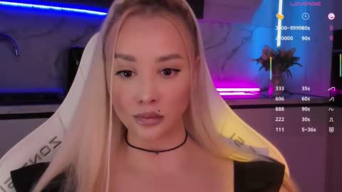 Snapshot of blond_diamond chatting on November 17, 2025, 5:46 am Lana online show from November 17, 2025, 5:46 am