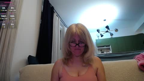 Snapshot of blond_woman chatting on January 17, 2025, 8:33 pm Karina online show from January 17, 2025, 8:33 pm