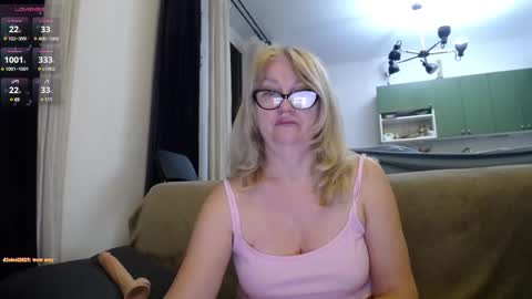 Snapshot of blond_woman chatting on February 16, 2025, 12:19 am Karina online show from February 16, 2025, 12:19 am