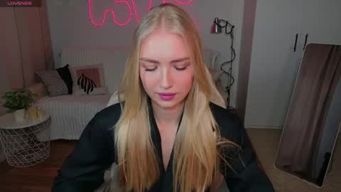 Snapshot of blonde_vibe chatting on April 4, 2026, 9:51 am Nessa online show from April 4, 2026, 9:51 am