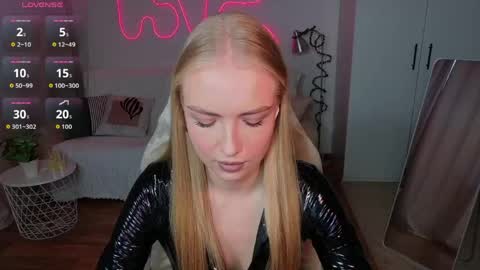 Snapshot of blonde_vibe chatting on April 27, 2026, 12:03 pm Nessa online show from April 27, 2026, 12:03 pm