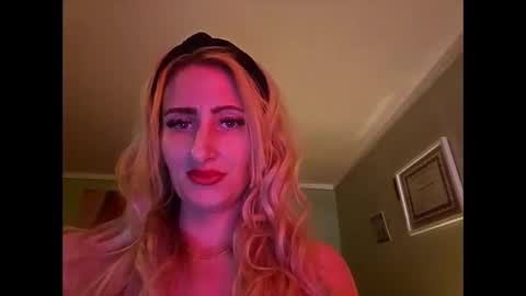 Snapshot of blondebellaaa3 chatting on December 4, 2024, 5:22 pm Gia online show from December 4, 2024, 5:22 pm
