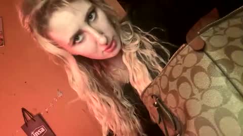 Snapshot of blondebellaaa3 chatting on March 4, 2025, 3:11 am Gia online show from March 4, 2025, 3:11 am