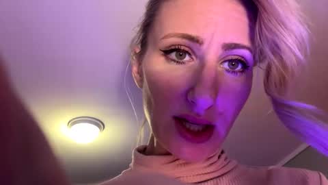 Gia  online show from November 15, 2025, 6:37 pm