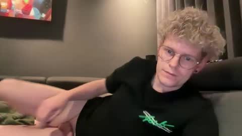 Snapshot of blondguy30 chatting on November 22, 2025, 9:36 pm Sven online show from November 22, 2025, 9:36 pm