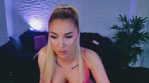 Kiki online show from April 25, 2026, 7:11 pm