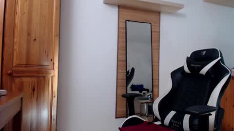 Snapshot of blondyelena chatting on February 19, 2025, 8:22 am blondyelena online show from February 19, 2025, 8:22 am