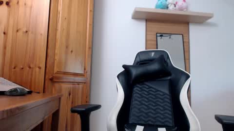 Snapshot of blondyelena chatting on October 1, 2025, 8:31 am blondyelena online show from October 1, 2025, 8:31 am