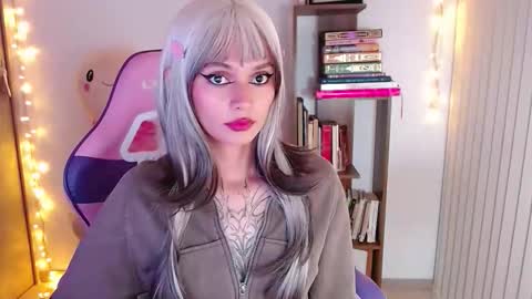 Snapshot of bluee_v chatting on January 7, 2026, 12:13 am Im Abril .. Nice to meet you thumb up me please its important INDEPENDENT MODEL online show from January 7, 2026, 12:13 am