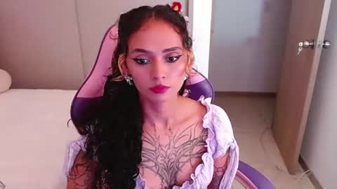 Snapshot of bluee_v chatting on June 22, 2026, 1:29 am Im Abril .. Nice to meet you thumb up me please its important INDEPENDENT MODEL online show from June 22, 2026, 1:29 am