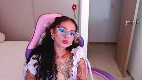 Snapshot of bluee_v chatting on June 22, 2026, 3:25 am Im Abril .. Nice to meet you thumb up me please its important INDEPENDENT MODEL online show from June 22, 2026, 3:25 am