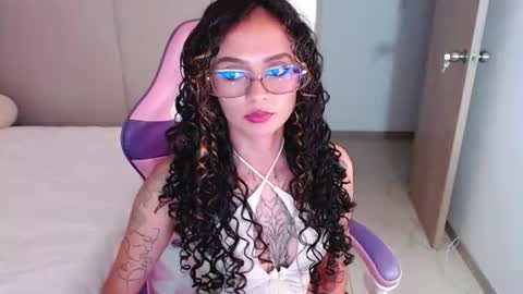 Snapshot of bluee_v chatting on June 25, 2026, 2:00 am Im Abril .. Nice to meet you thumb up me please its important INDEPENDENT MODEL online show from June 25, 2026, 2:00 am