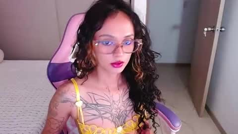 Snapshot of bluee_v chatting on July 20, 2026, 2:48 am Im Abril .. Nice to meet you thumb up me please its important INDEPENDENT MODEL online show from July 20, 2026, 2:48 am