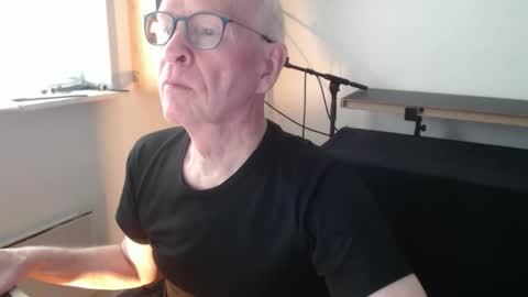 Snapshot of blueeyesn8 chatting on October 9, 2025, 8:12 am blueeyesn8 online show from October 9, 2025, 8:12 am