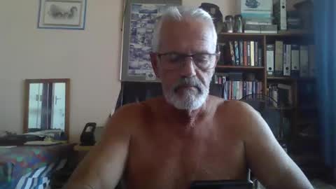 Snapshot of bobbgud chatting on April 15, 2026, 12:01 pm Bobbgud online show from April 15, 2026, 12:01 pm