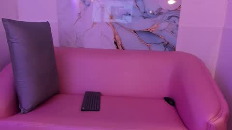 bombomcito_ online show from December 3, 2025, 1:20 pm