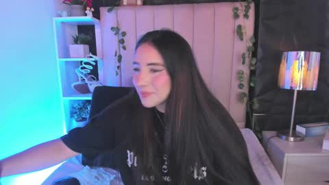 bonnali_lune online show from February 9, 2026, 8:24 pm