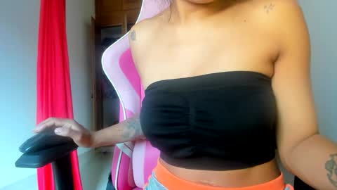 Snapshot of bonny_ebony1 chatting on November 13, 2025, 2:05 pm Bonny online show from November 13, 2025, 2:05 pm